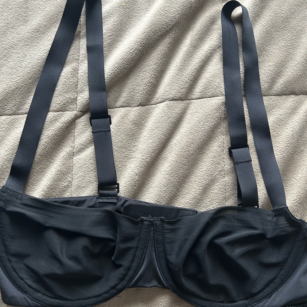 SKIMS NO SHOW MOLDED UNLINED BALCONETTE BRA | ONYX (32B)